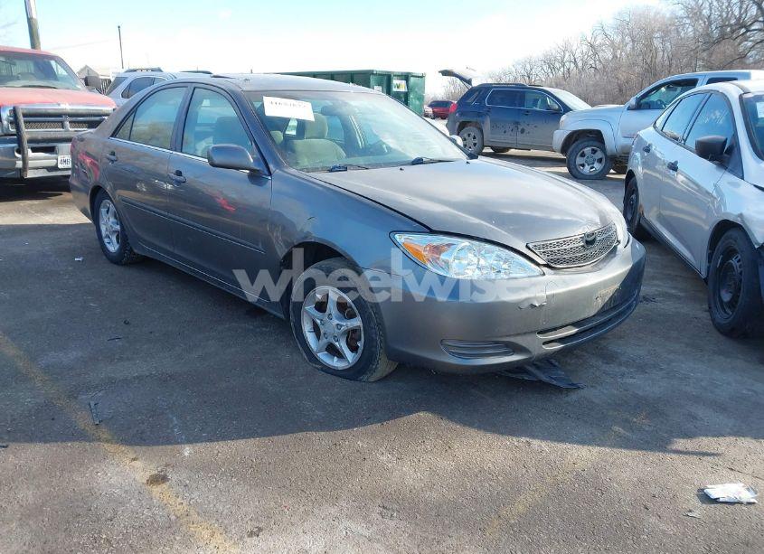 2002 Toyota Camry LE (VIN 4T1BE32K52U560937) main photo