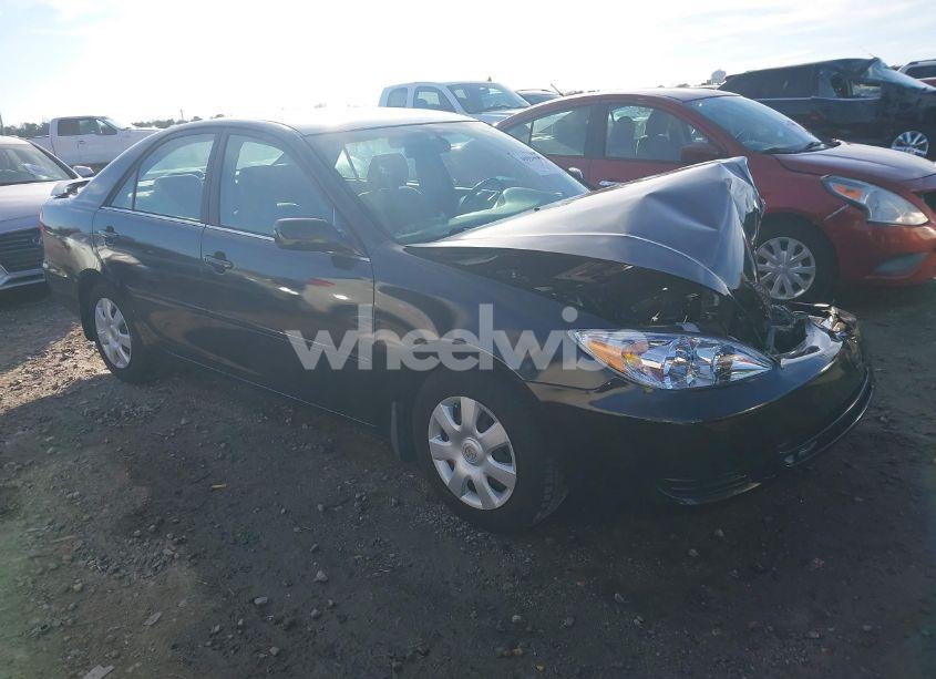 2002 Toyota Camry LE (VIN 4T1BE32K52U616147) main photo