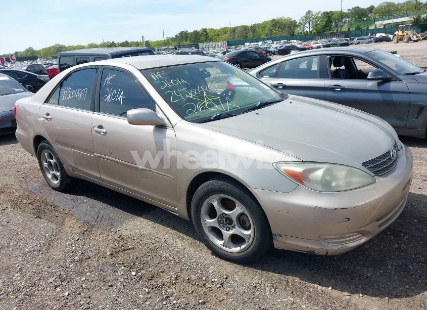 2002 Toyota Camry LE (VIN 4T1BE32K52U636897) main photo