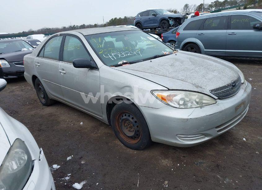 2004 Toyota Camry LE (VIN 4T1BE32K54U845527) main photo