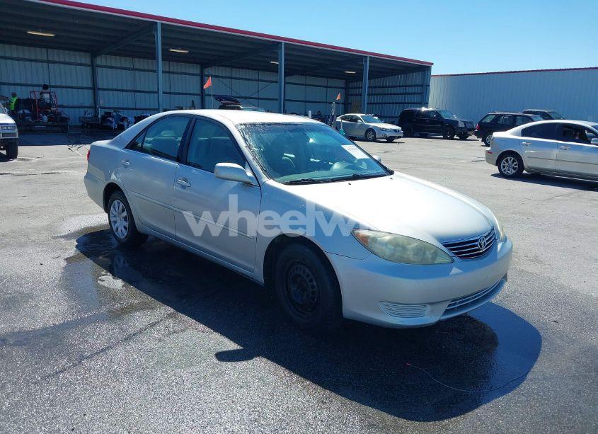 2005 Toyota Camry LE (VIN 4T1BE32K55U003658) main photo