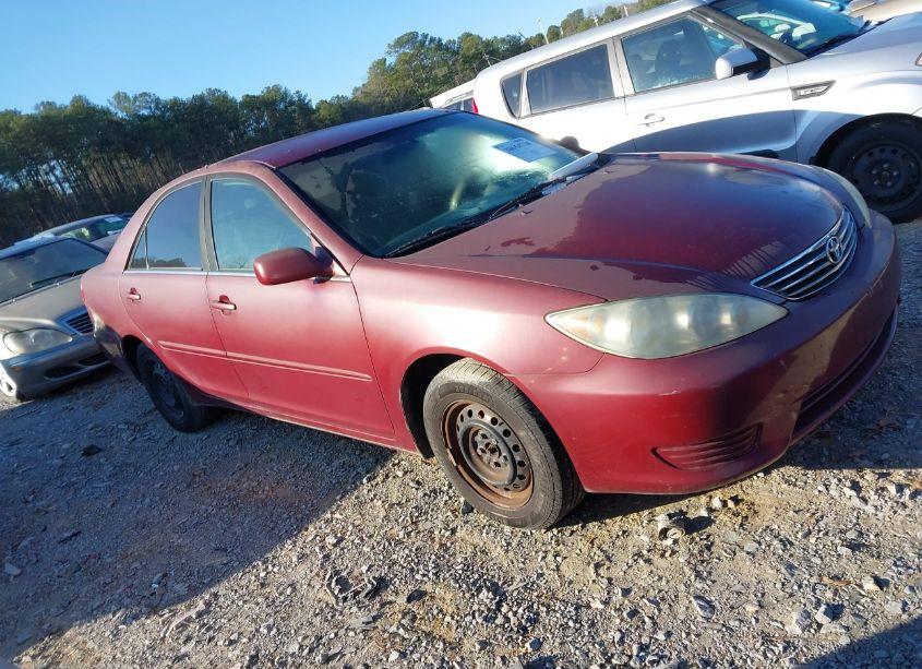 2005 Toyota Camry LE (VIN 4T1BE32K55U425882) main photo