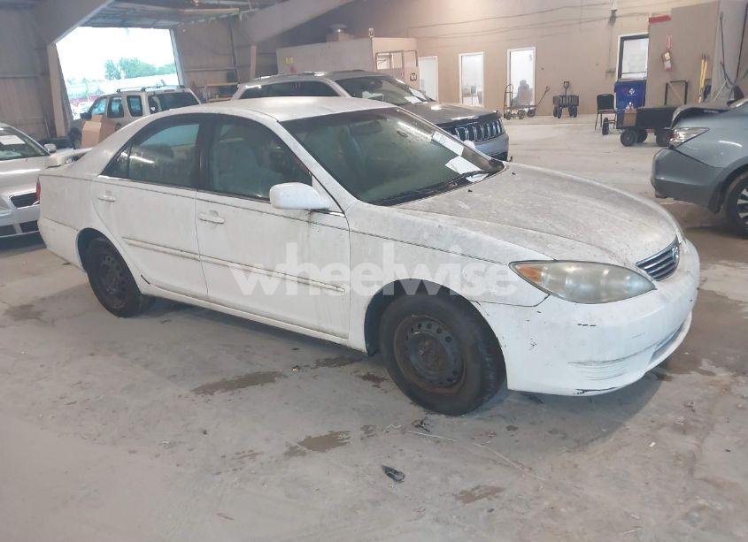 2005 Toyota Camry LE (VIN 4T1BE32K55U432699) main photo