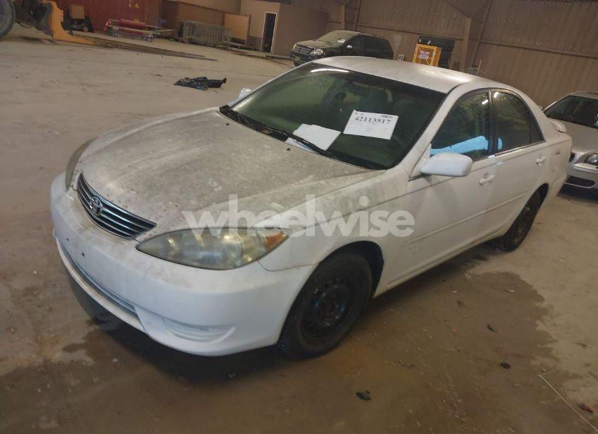 Photo 2 of 2005 Toyota Camry LE (VIN 4T1BE32K55U432699)