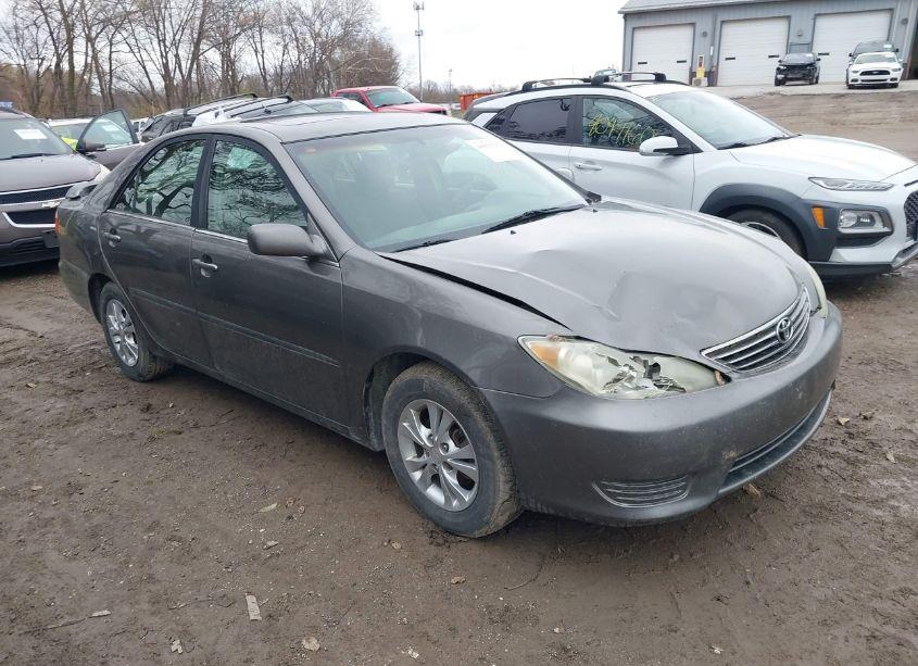 2005 Toyota Camry LE (VIN 4T1BE32K55U536433) main photo