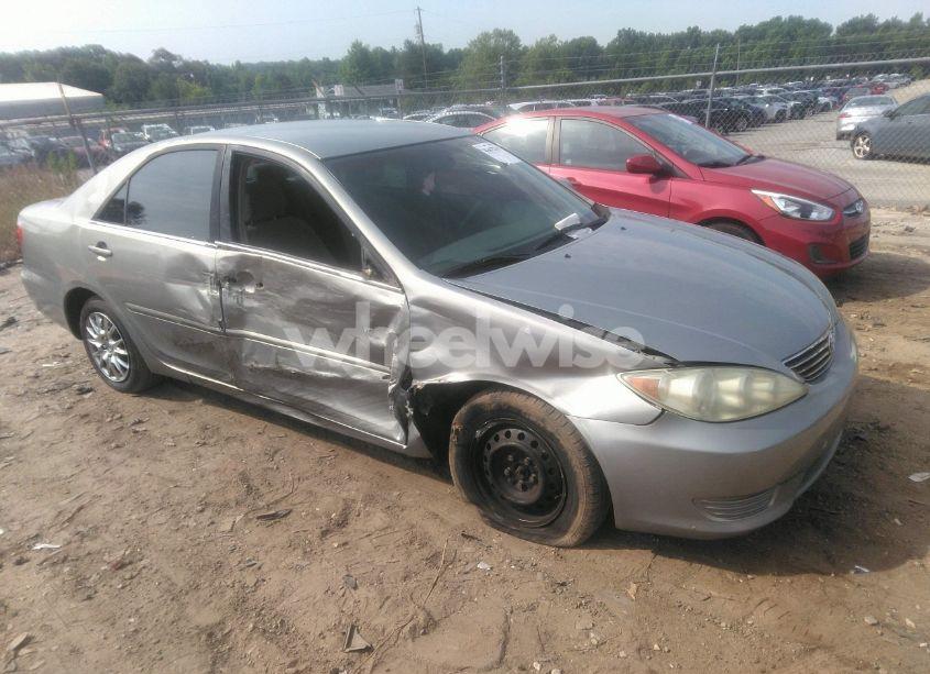 2005 Toyota Camry LE (VIN 4T1BE32K55U581422) main photo