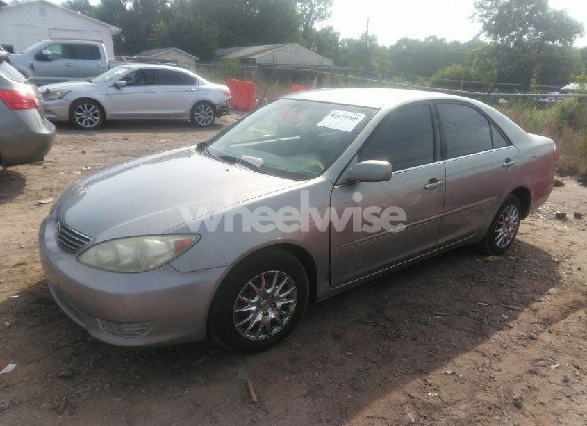 Photo 2 of 2005 Toyota Camry LE (VIN 4T1BE32K55U581422)