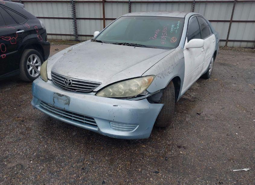 Photo 2 of 2005 Toyota Camry LE (VIN 4T1BE32K55U614709)
