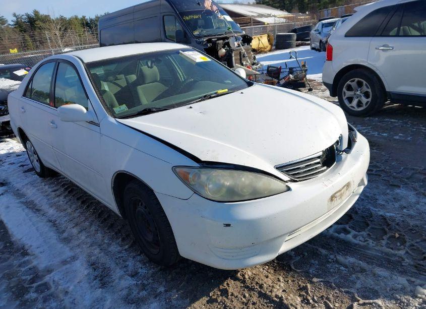 2005 Toyota Camry LE (VIN 4T1BE32K55U624852) main photo