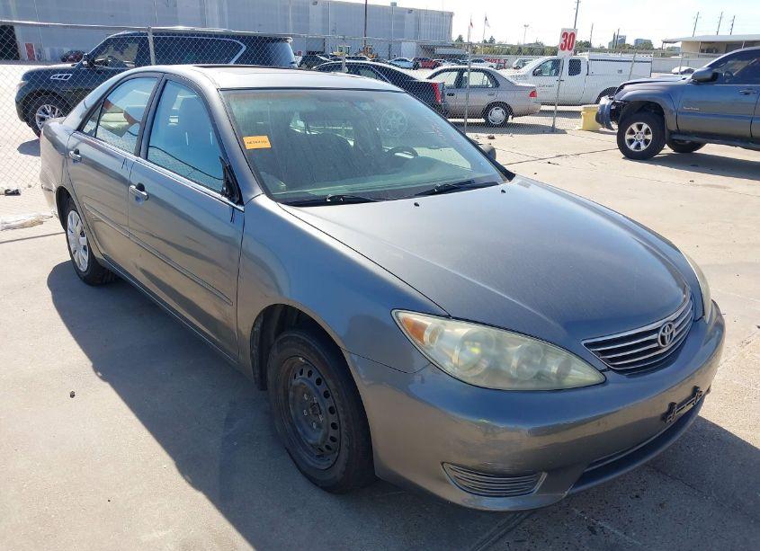 2005 Toyota Camry LE (VIN 4T1BE32K55U946214) main photo