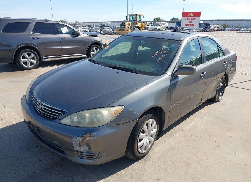 Photo 2 of 2005 Toyota Camry LE (VIN 4T1BE32K55U946214)