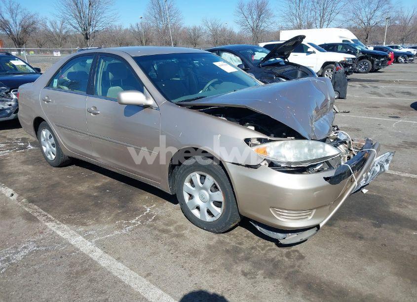 2005 Toyota Camry LE (VIN 4T1BE32K55U967645) main photo