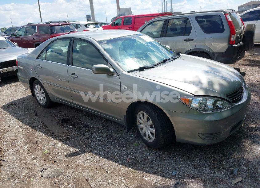 2005 Toyota Camry LE (VIN 4T1BE32K55U972084) main photo