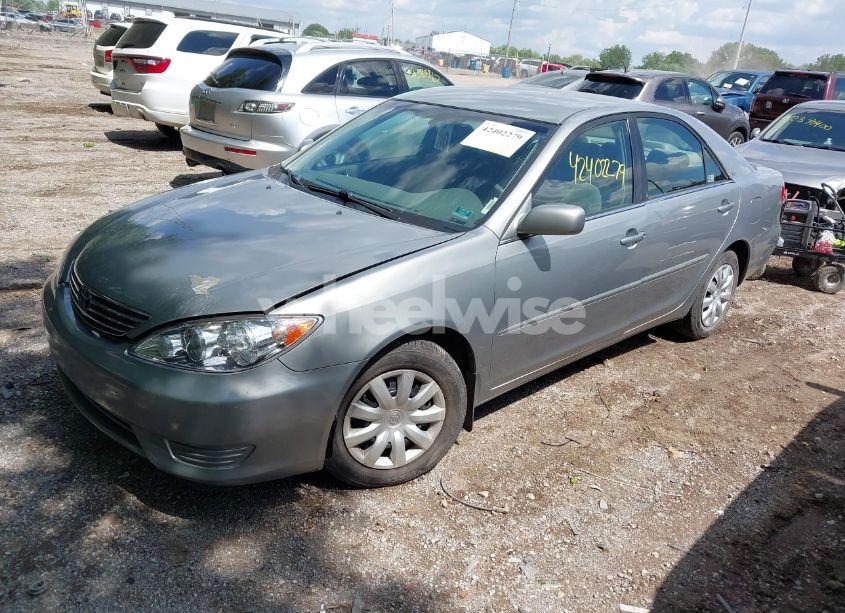 Photo 2 of 2005 Toyota Camry LE (VIN 4T1BE32K55U972084)