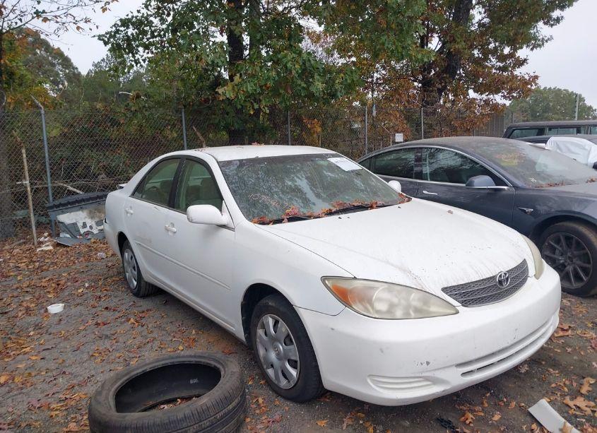 2002 Toyota Camry LE (VIN 4T1BE32K62U033473) main photo