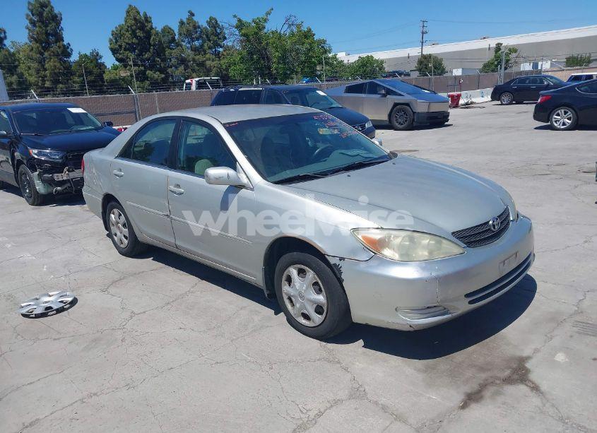 2002 Toyota Camry LE (VIN 4T1BE32K62U040388) main photo