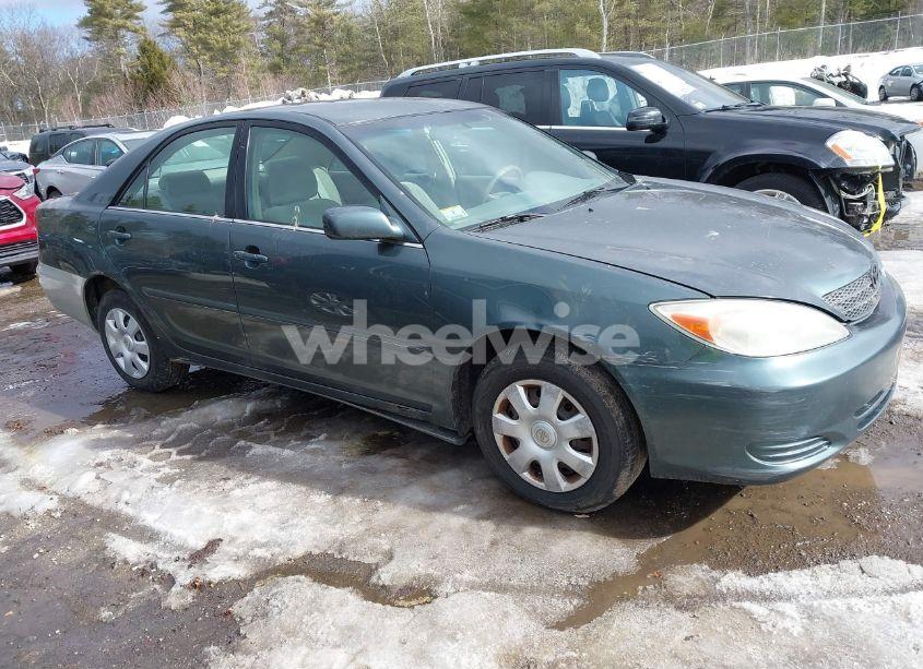 2002 Toyota Camry LE (VIN 4T1BE32K62U527199) main photo