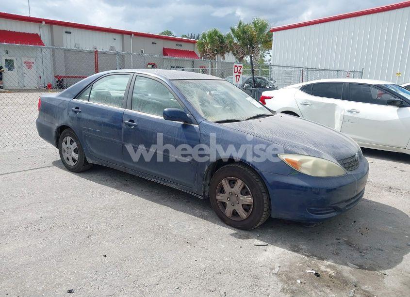 2002 Toyota Camry LE (VIN 4T1BE32K62U535223) main photo