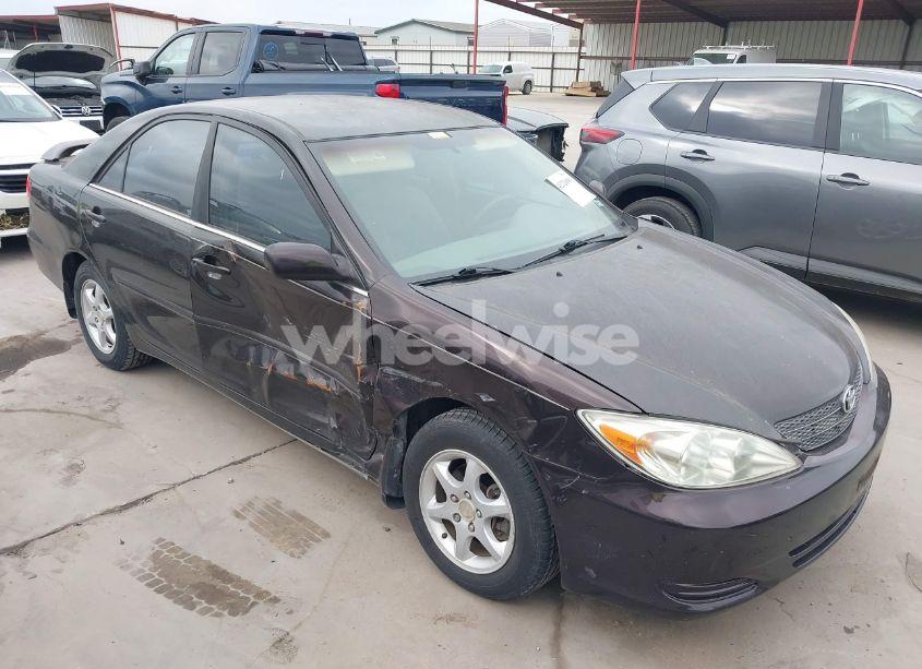 2002 Toyota Camry LE (VIN 4T1BE32K62U556640) main photo