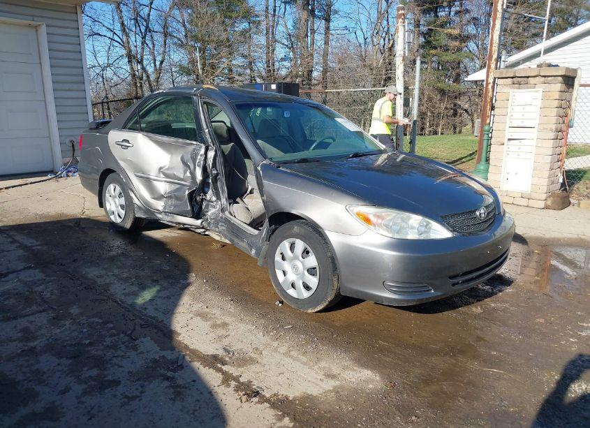 2002 Toyota Camry LE (VIN 4T1BE32K62U595454) main photo