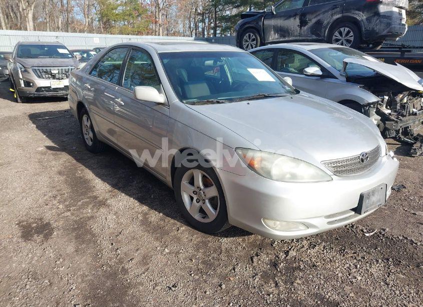 2004 Toyota Camry SE (VIN 4T1BE32K64U363018) main photo