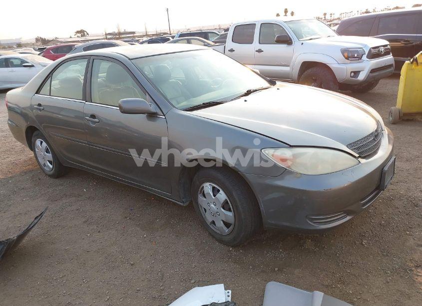2004 Toyota Camry LE (VIN 4T1BE32K64U824699) main photo