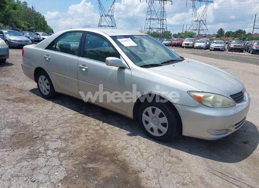 2004 Toyota Camry LE (VIN 4T1BE32K64U881677) main photo
