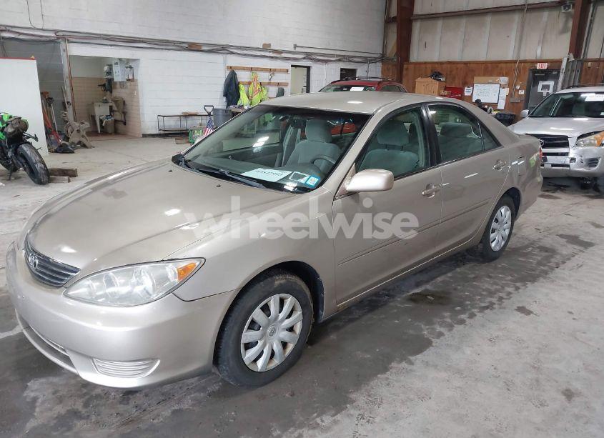 Photo 2 of 2005 Toyota Camry LE (VIN 4T1BE32K65U019092)