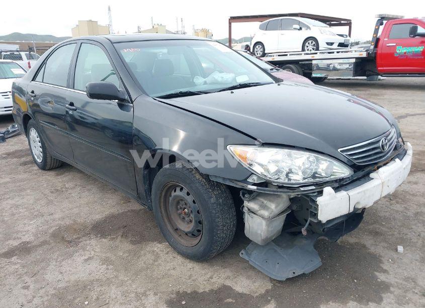 2005 Toyota Camry LE (VIN 4T1BE32K65U025782) main photo