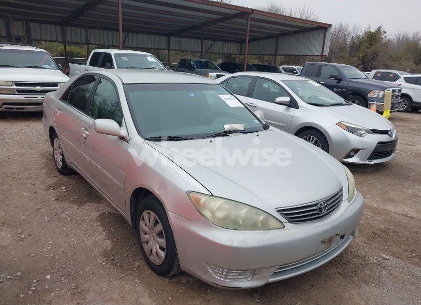 2005 Toyota Camry LE (VIN 4T1BE32K65U053436) main photo