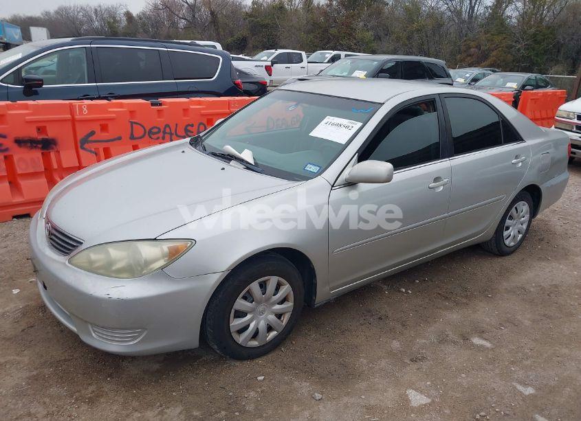 Photo 2 of 2005 Toyota Camry LE (VIN 4T1BE32K65U053436)