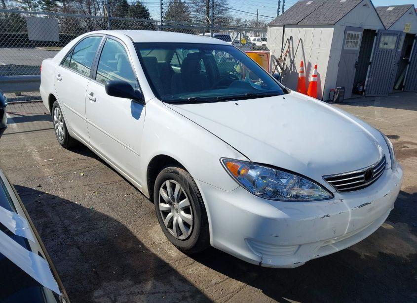 2005 Toyota Camry LE (VIN 4T1BE32K65U414065) main photo