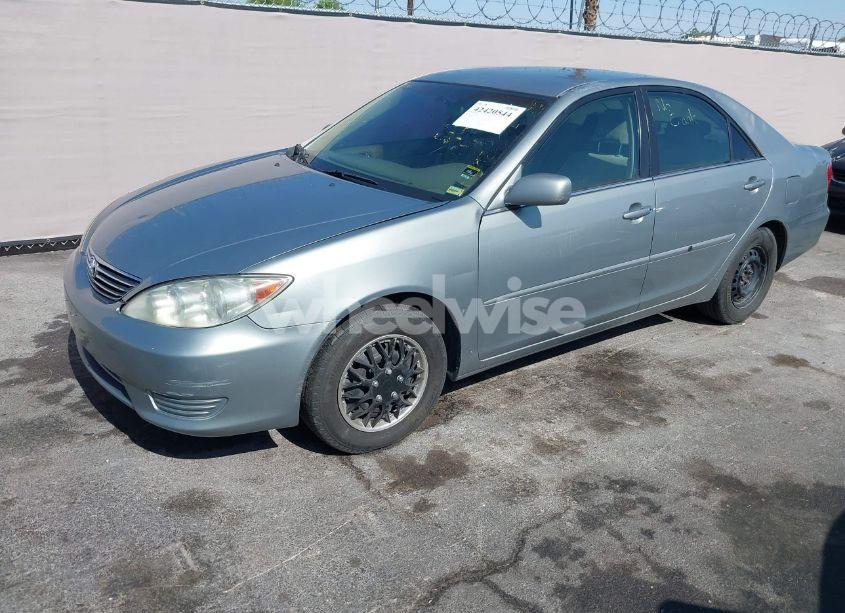 Photo 2 of 2005 Toyota Camry LE (VIN 4T1BE32K65U521357)