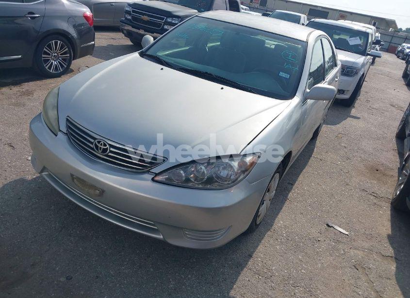Photo 2 of 2005 Toyota Camry LE (VIN 4T1BE32K65U523657)