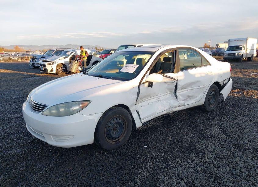 Photo 2 of 2005 Toyota Camry LE (VIN 4T1BE32K65U543441)