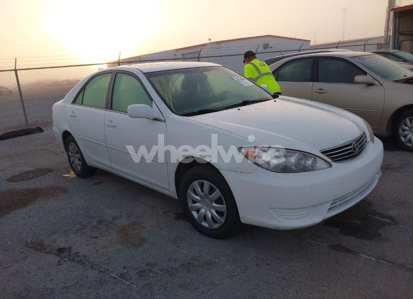 2005 Toyota Camry LE (VIN 4T1BE32K65U547652) main photo