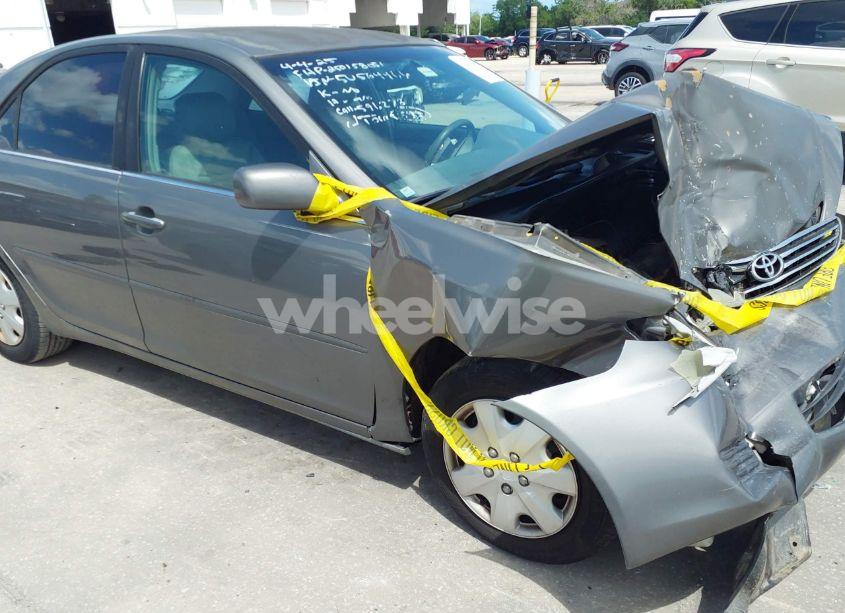 2005 Toyota Camry LE (VIN 4T1BE32K65U564466) main photo