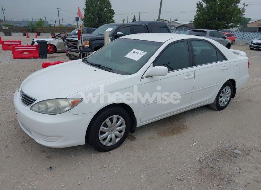 Photo 2 of 2005 Toyota Camry LE (VIN 4T1BE32K65U583454)