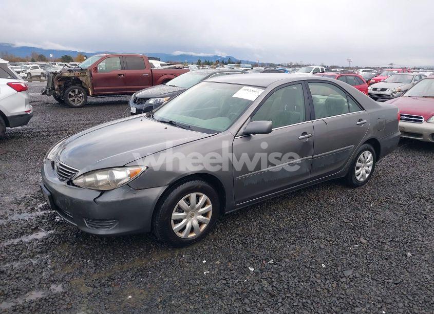 Photo 2 of 2005 Toyota Camry LE (VIN 4T1BE32K65U587892)