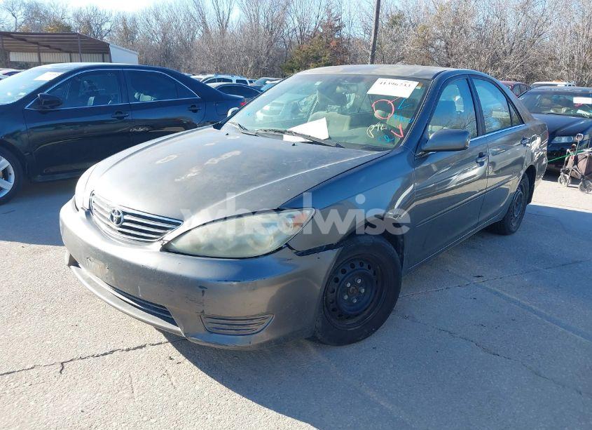 Photo 2 of 2005 Toyota Camry LE (VIN 4T1BE32K65U603993)