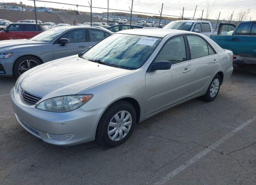 Photo 2 of 2005 Toyota Camry STD (VIN 4T1BE32K65U612354)