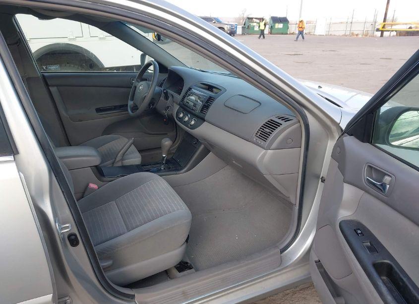 Photo 5 of 2005 Toyota Camry STD (VIN 4T1BE32K65U612354)