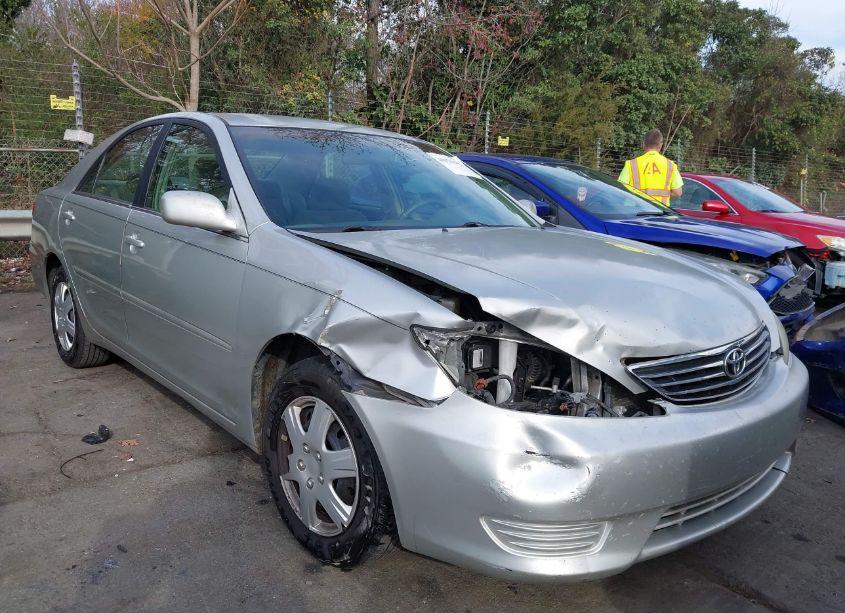 2005 Toyota Camry LE (VIN 4T1BE32K65U637805) main photo