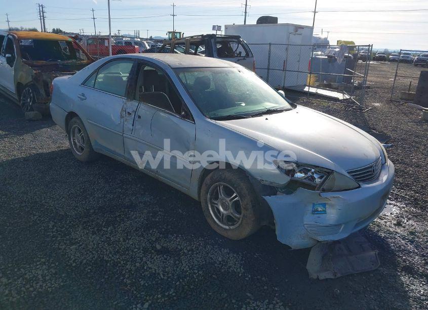 2005 Toyota Camry LE (VIN 4T1BE32K65U949834) main photo