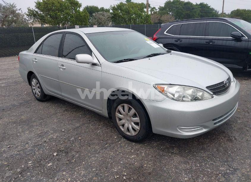 2005 Toyota Camry LE (VIN 4T1BE32K65U989539) main photo