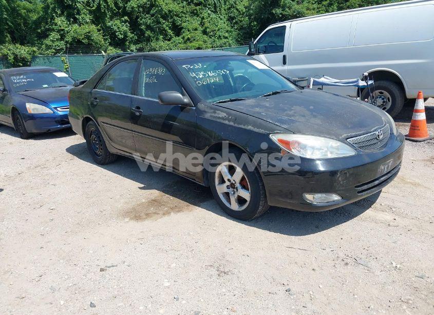2002 Toyota Camry SE (VIN 4T1BE32K72U004323) main photo