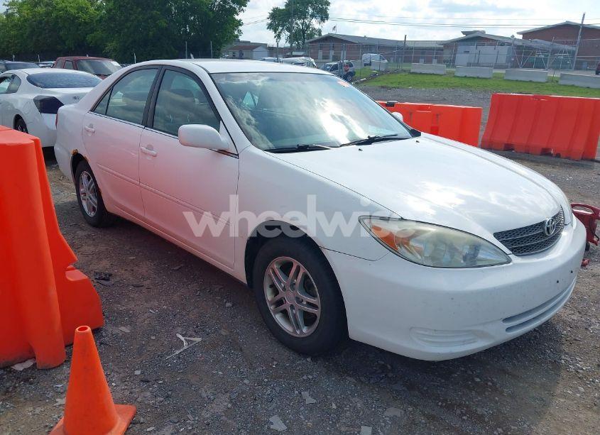 2002 Toyota Camry LE (VIN 4T1BE32K72U018464) main photo
