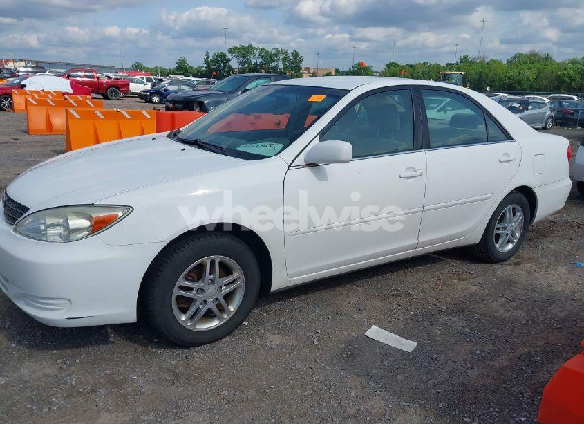Photo 2 of 2002 Toyota Camry LE (VIN 4T1BE32K72U018464)
