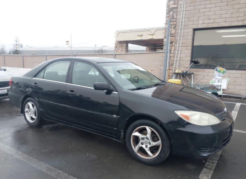 2002 Toyota Camry LE (VIN 4T1BE32K72U115597) main photo