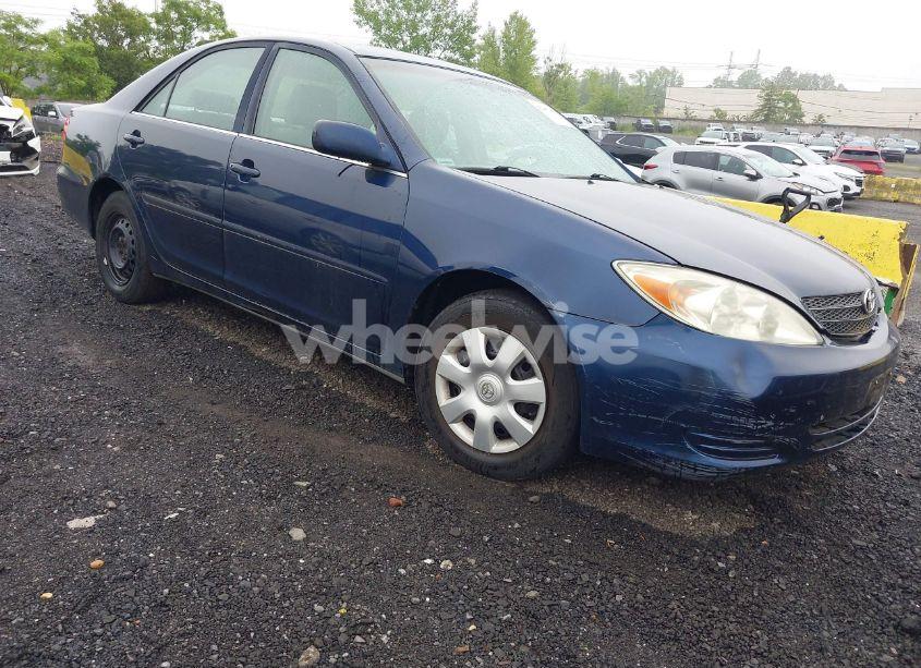 2002 Toyota Camry LE (VIN 4T1BE32K72U502618) main photo